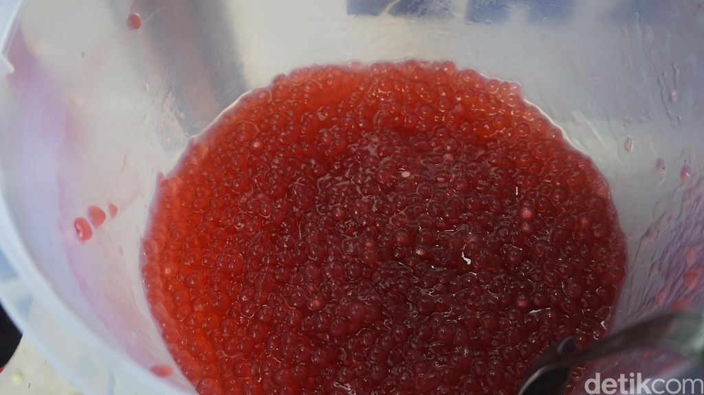 Sluuurp! Dingin Segar Es Doger Cak Imam dengan Sirop Frambozen yang Wangi