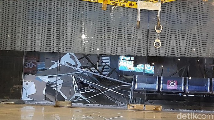 Plafon Stasiun Pasarturi runtuh