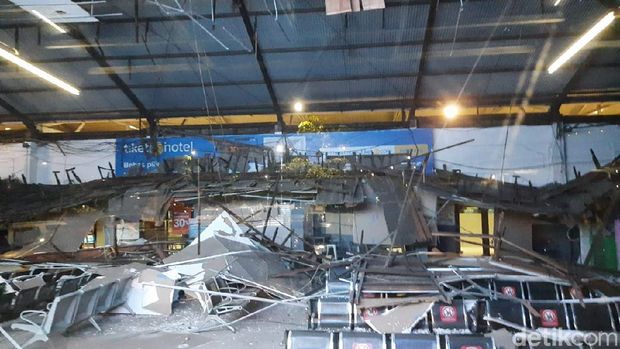 Plafon Stasiun Pasarturi runtuh
