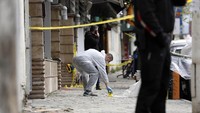 Polisi mengatakan pria tersebut memasuki masjid Dine Hoxha pada Senin (19/4) sekitar pukul 14:30 waktu setempat dan melukai lima orang yang beribadah di sana. AP Photo.