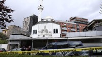 Saat ini garis polisi sudah dipasang di sekitar masjid Dine Hoxha, Albania. AP Photo.
