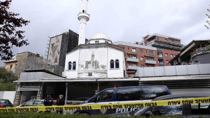 Suasana Masjid di Albania Pasca Penusukan Police stand outside Dine Hoxha mosque after a knife attack in Tirana, Albania, Monday, April 19, 2021. Police say an Albanian man with a knife has attacked five people at a mosque in the capital of Tirana. A police statement said Rudolf Nikolli, 34, entered the Dine Hoxha mosque in downtown Tirana about 2:30 p.m. and wounded five people with a knife. (AP Photo)
