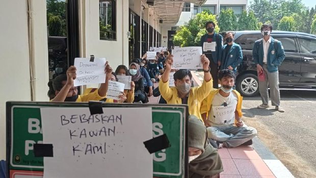 Suasana sidang demo ricuh omnibus law di PN Semarang, Selasa (20/4/2021).