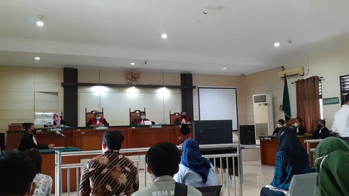 Suasana sidang demo ricuh omnibus law di PN Semarang, Selasa (20/4/2021).