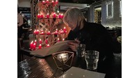 Masih dengan coat berwarna hitam, Taemin mampir ke sebuah kafe bersuasana romantis. Pencahayaannya nampak didominasi sinar-sinar lilin. Foto: Instagram lm_____ltm