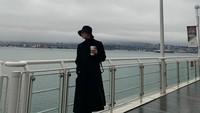 Taemin juga terlihat menikmati minuman hangat. Sepertinya saat itu cuaca sedang sangat dingin karena ia pun menggunakan coat. Foto: Instagram lm_____ltm