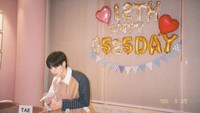Pria kelahiran Seoul ini juga pernah mendapat kejutan kue perayaan dari penggemarnya. Ia menuliskan nama SHINee di atas kue. Foto: Instagram lm_____ltm