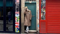 Jalan-jalan ke Paris, Taemin tidak lupa untuk pamer foto OOTD. Kali ini ia pilih berpose di depan gerai cocktails yang terlihat Instagramable. Foto: Instagram lm_____ltm