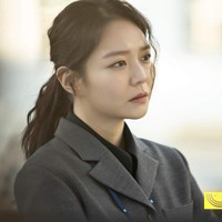 Karakter Esom dalam drama Korea Taxi Driver tak luput dari sorotan. Ia berperan sebagai jaksa penuntut elit yang menaruh kecurigaan pada layanan taksi Lee Je Hoon. Aksinya sebagai pejuang keadilan pun menambah ketegangan drakor on going itu. Foto: dok. SBS TV