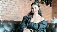 Selain aktif sebagai model, ia juga menekuni dunia seni vokal. Dok. Instagram/erni_tisya