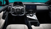 Interiornya tak kalah futuristik. Yang menjadi sorotan adalah setirnya yang bergaya yoke seperti pesawat terbang. Foto: Dok. Toyota