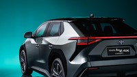 Di bagian belakang, konsep Toyota bZ4X dihiasi strip lampu LED yang memanjang dari kiri ke kanan. LED yang ditumpuk secara horizontal menciptakan tampilan lampu yang futuristik. Foto: Dok. Toyota