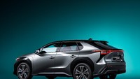 Pilar C turun dengan curam yang menghasilkan bentuk tajam saat melihat mobil ini dari samping. Foto: Dok. Toyota