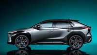 Di sampingnya, konsep Toyota bZ4X memiliki lekuk yang berotot. Foto: Dok. Toyota
