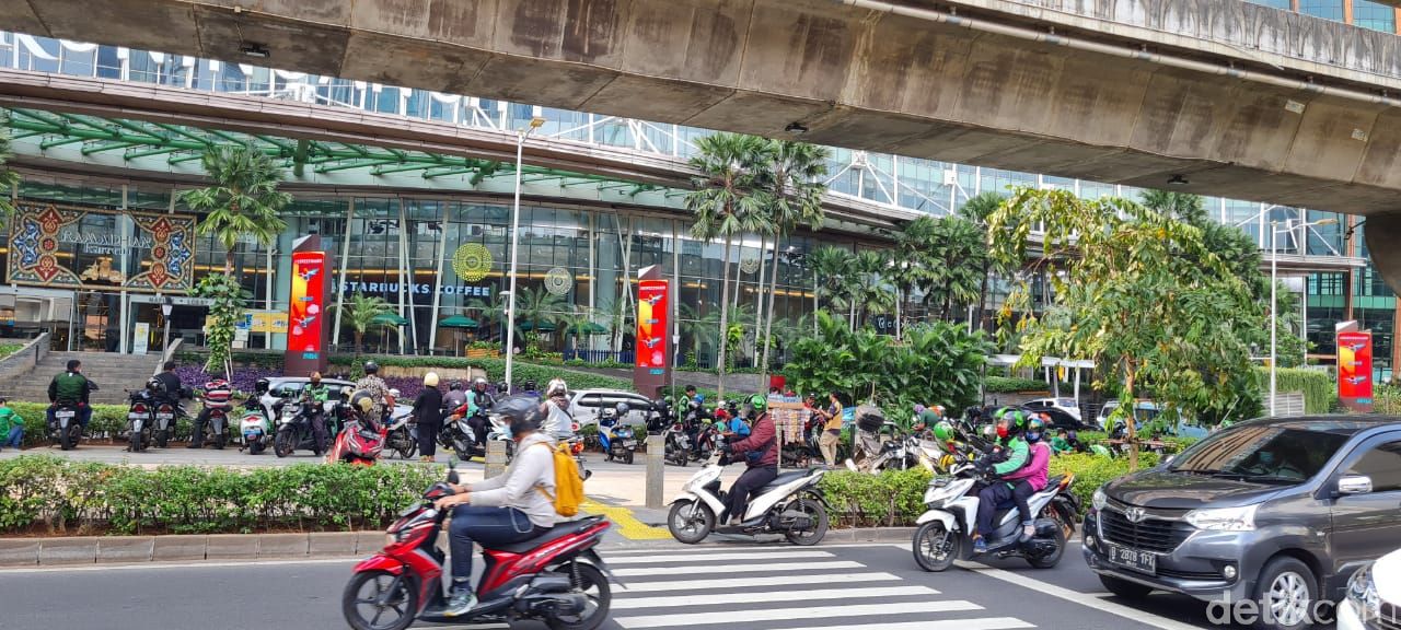 Trotoar penyeberang jalan di Jl Prof Dr Satrio, Kuningan, Jaksel, masih dilanggar pemotor untuk putar balik. (Farih Maulana Sidik/detikcom)