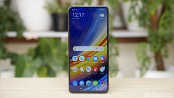 Poco X3 Pro: Poco X3 Pro identik dengan Poco X3 NFC dengan prosesor baru. Speknya layar 6,67 inch 120Hz, 1.080p, baterai 5160 mAh, dan charger 33W. Ia ditenagai Snapdragon 860 dipadukan pilihan RAM 6GB dan 8GB. Pilihan memori internal adalah 128GB dan 256GB dengan slot microSD hingga 1TB. Kamera belakang Poco X3 Pro terdiri dari kamera utama 48 MP, kamera ultrawide 8 MP, kamera makro 2 MP dan depth sensor 2 MP. Kamera depannya 20 MP. Poco X3 Pro dilepas mulai Rp 3 jutaan Foto: detikINET/Anggoro Suryo Jati