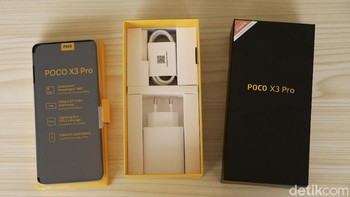 Dalam paket penjualan disertakan case silikon bening, charger 33W, dan kabel USB-A to USB-C. Foto: detikINET/Anggoro Suryo Jati
