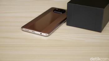 Poco X3 Pro maupun X3 NFC memang identik dari segi dimensi dan bobot. Foto: detikINET/Anggoro Suryo Jati