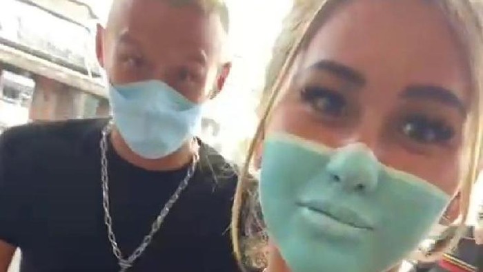 Viral 2 WNA di Bali mengelabui petugas dengan wajah yang dilukis masker (Screenshot video viral)