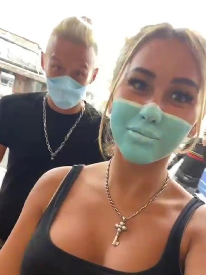 Viral 2 WNA di Bali mengelabui petugas dengan wajah yang dilukis masker (Screenshot video viral)