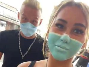 Imigrasi Tarik Paspor 2 Bule Kecoh Satpam Pakai Masker Lukis