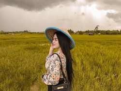 10 Pesona Penjual Es Kelapa Cantik Viral Bikin Salfok Saat Puasa