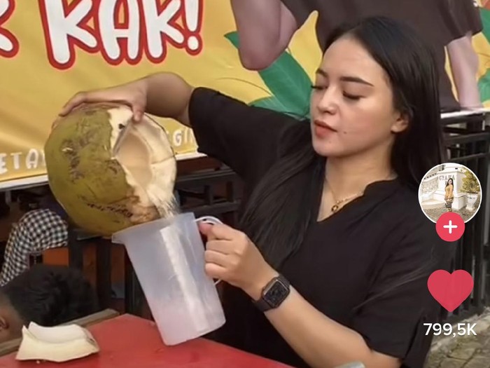 Viral penjual es kelapa cantik di Samarinda bikin salfok.