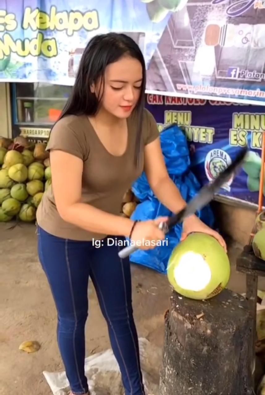 Viral penjual es kelapa cantik di Samarinda bikin salfok.