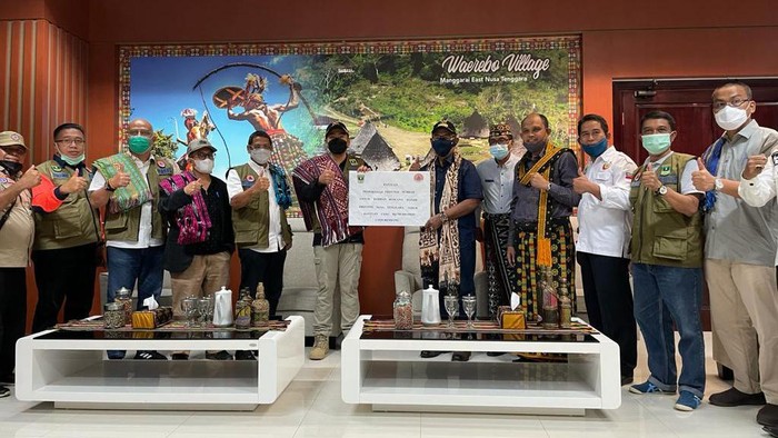 Wagub Sumbar Audy Joinaldy Antarkan Langsung Bantuan 1,5 Ton rendang ke NTT