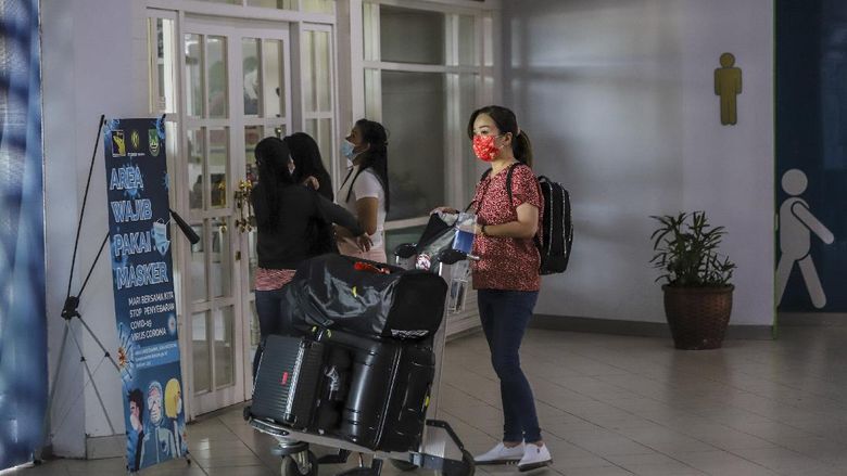 WISATA BATAM DAN BINTAN AKAN DIBUKA KEMBALI Warga Negara Asing (WNA) asal Singapura yang memiliki izin jalur Travel Corridor Arrangement (TCA) berjalan keluar dari pintu kedatangan di Pelabuhan Internasional Batam Centre, Batam, Kepulauan Riau, Jumat (19/3/2021). Dua kawasan wisata di Kepulauan Riau yakni Nongsa Point Marina di Batam dan Lagoi di Bintan akan dibuka untuk wisatawan mancanegara mulai Rabu, 21 April mendatang dengan menerapkam protokol kesehatan yang ketat serta ketersediaan sarana dan prasarana pendukung. ANTARA FOTO/Teguh Prihatna/Lmo/wsj.