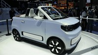 Wuling meramaikan Shanghai Auto Show dengan konsep mobil mungil tanpa atap. Wuling Hong Guang Mini EV ini tetap tampil dengan gaya yang imut. Bedanya, atap mobil dihilangkan sehingga tampil seperti mobil cabriolet. Foto: Pool