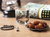 Strategi Minum Air Putih 8 Gelas Sehari saat Puasa Biar Ginjal Tetap Sehat