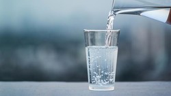 Cegah Dehidrasi, Ini Aturan Minum 8 Gelas Air Saat Puasa