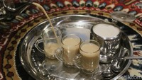 Menu Teh Adeni juga jangan sampai dilewatkan.  Terbuat dari teh susu yang diracik dengan berbagai rempah, seperti jahe, kayu manis, cengkeh, biji pala, dan kapulaga India. Foto: detikcom/Riska Fitria