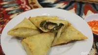 Untuk ngemil tersedia menu camilan khas Arab. Berupa Sambosa yang dibanderol dengan harga Rp 35.000. Satu porsinya diisi dengan lima buah sambosa.  Foto: detikcom/Riska Fitria