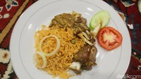 Nasi mandhinya menggunakan beras basmati, beras berbulir panjang. Rasanya lebih gurih dan bumbu rempahnya tidak terlalu kuat. Foto: detikcom/Riska Fitria