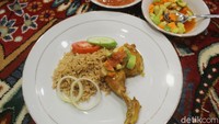 Ada juga nasi kebuli yang menggunakan beras biasa. Sementara rasa bumbunya lebih terasa. Lauk berupa daging kambing dan ayam pun diberikan dalam jumlah yang terbilang royal. Foto: detikcom/Riska Fitria
