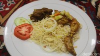 Nasi kabsah juga menggunakan beras basmati dan rasanya rasanya nasi kabsah terasa asam gurih karena dimasak menggunakan tomat. Foto: detikcom/Riska Fitria