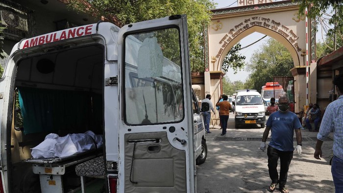 APTOPIX Virus Outbreak India A body of a COVID 19 victim waits to be cremated in New Delhi, India, Monday, April 19, 2021. New Delhi has imposed a weeklong lockdown to prevent the collapse of the Indian capitals health system amid an explosive surge in coronavirus cases. Authorities said Monday that hospitals have been pushed to their limit. India now has reported more than 15 million coronavirus infections, a total second only to the United States. (AP Photo/Manish Swarup)