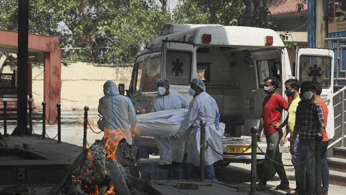 APTOPIX Virus Outbreak India A body of a COVID 19 victim waits to be cremated in New Delhi, India, Monday, April 19, 2021. New Delhi has imposed a weeklong lockdown to prevent the collapse of the Indian capitals health system amid an explosive surge in coronavirus cases. Authorities said Monday that hospitals have been pushed to their limit. India now has reported more than 15 million coronavirus infections, a total second only to the United States. (AP Photo/Manish Swarup)