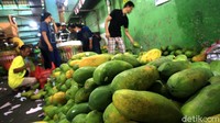 Para pedagang sedang menyortir buah pepaya yang didatangkan dari Lampung di Pasar Induk Kramat Jati, Jakarta, Rabu (21/4/2021).