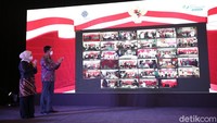 Menteri Ketenagakerjaan (Menaker) Ida Fauziyah didampingi Dirut BPJAMSOSTEK Anggoro Eko Cahyo berbincang dengan siswa penerima manfaat beasiswa pendidikan anak peserta program jaminan kecelakaan kerja dan jaminan kematian saat acara penyerahan di Jakarta, Rabu (21/4/2021).