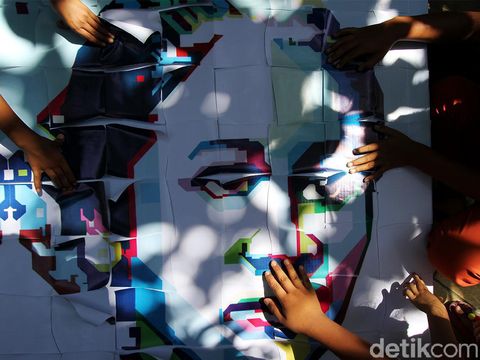 Pandemi tak halangi semangat anak-anak di Solo merayakan Hari Kartini. Menyusun gambar RA Kartini dilakukan untuk mengenal sosok pahlawan nasional tersebut.