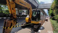 Alat berat disiapkan untuk membuat galain di Jalan Kapten P. Tendean, Jakarta, Rabu (21/4). Dikhy Sasra/detikcom.