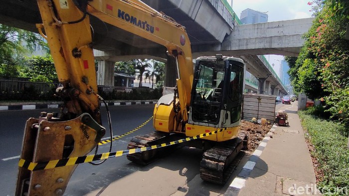 Proyek galian manhole kini tengah dikerjakan di Jl Kapten P Tendean, Jakarta. Di beberapa titik, proyek galian sempat ditutup tapi kini digali kembali.