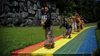 Penari yang berasal dari sanggar tari Bongkeng Art Space menampilkan tarian bangkit di masa pandemi. ANTARA FOTO/Raisan Al Farisi  