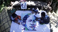 Kegiatan tersebut digelar untuk mengenalkan tokoh RA. Kartini kepada anak-anak guna meneladani pemikiran dan perjuangannya terhadap wanita Indonesia. ANTARA FOTO/Maulana Surya  