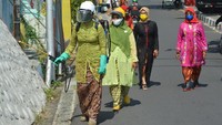 Anggota Srikandi Kelompok Siaga Bencana (KSB) Kota Padang menyempotkan disinfektan ke fasilitas umum di Batang Arau, Padang, Sumatera Barat, Rabu (21/4/2021). ANTARA FOTO/Iggoy el Fitra  