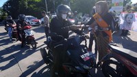 Anggota Polwan Satlantas Polres Boyolali dengan mengenakan kebaya membagikan masker di Simpang Lima Boyolali, Jawa Tengah, Rabu (21/4/2021). Selain mensosialisasikan keselamatan lalu lintas, para polisi wanita tersebut membagikan masker gratis untuk memperingati Hari Kartini. ANTARA FOTO/Aloysius Jarot Nugroho  