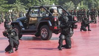 Anggota Korps Prajurit Wanita TNI mengikuti apel bersama Korps Prajurit Wanita TNI di Plaza Mabes TNI, Cilangkap, Jakarta, Rabu (21/4/2021). Apel dalam rangka memperingati hari Kartini tersebut diikuti 240 peserta yang berasal dari Korps Wanita TNI dan 25 perwakilan PNS wanita dengan tema Dilandasi Semangat Kesatria dan Profesionalisme Prajurit Wanita TNI Tetap Produktif Di tengah Pandemi COVID-19. ANTARA FOTO/Galih Pradipta  